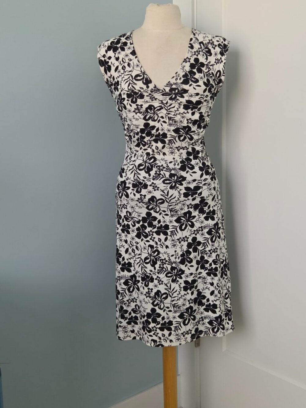 RUBY BLACK/WHITE FLORAL MIDI DRESS SIZE L (FITS LIKE A MED.)